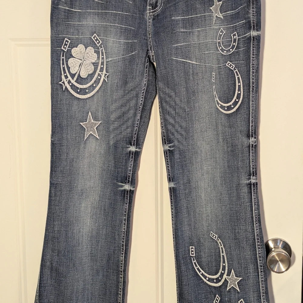 Flamingo Women's Blue Embroidered Flare Jeans. Horseshoes. Size XL.